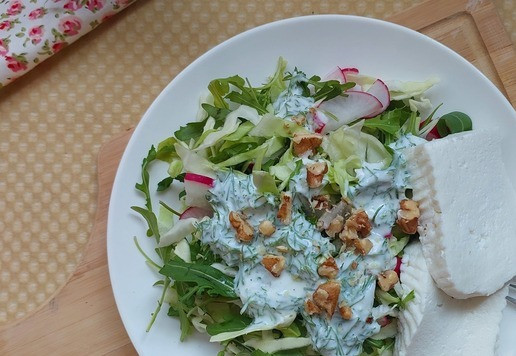 1. Этап. Овощной салат с вареным адыгейским сыром: Шумовкой достаем из кастрюли сыр и выкладываем к салату. При желании, порцию сыра можно увеличить, что я и сделала.