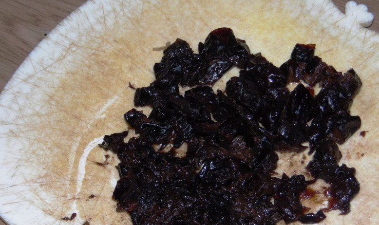 1. Этап. Салат из маринованной морской капусты: 3. Измельчим также чернослив.