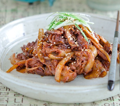 1. Этап. Свинина по-корейски: 6. Свинина по-корейски в домашних условиях лучше всего подойдет к отварному рису. Перед подачей можно присыпать блюдо сверху небольшим количеством кунжута.