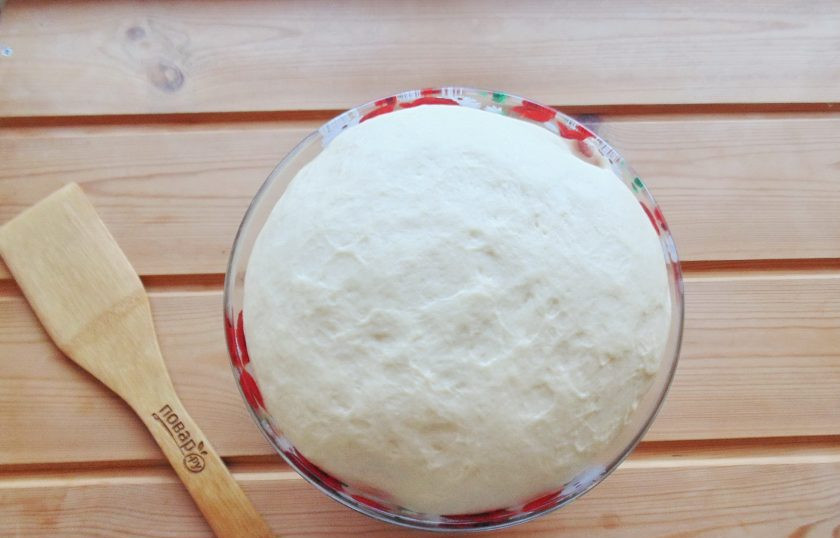 1. Этап. Пирог с капустой и грибами: Поставьте тесто в теплое место. Через час-полтора оно увеличится в объеме и будет готово к работе.