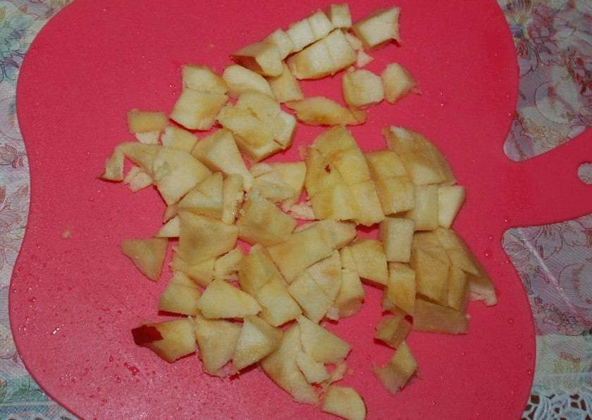1. Этап. Сладкий пирог на скорую руку: Яблоко тоже нарезаем кубиками.