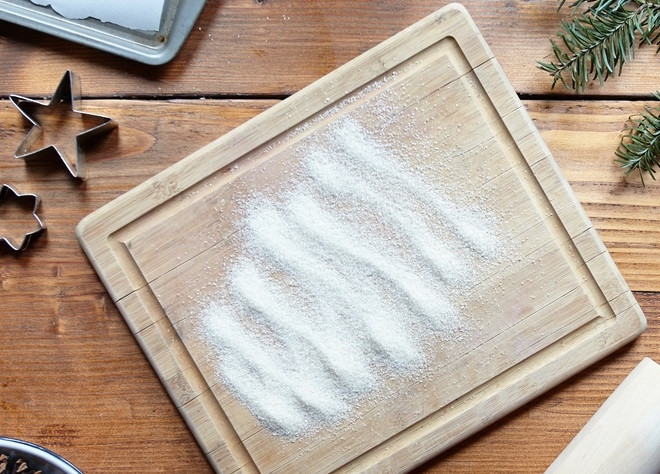 1. Этап. Печенье из миндаля: 4. Заверните тесто в пленку и отправьте его на 1 час в холодильник. Через час достаньте его из холодильника, поверхность стола посыпьте сахаром.