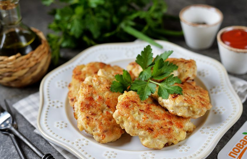 1. Этап. Рубленные куриные котлеты с манкой: Готовые рубленные котлеты с манкой из куриного филе подавайте к столу сразу же после приготовления.