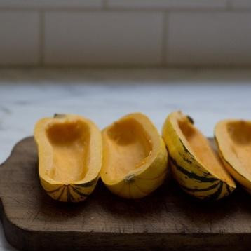 1. Этап. Запеченный сквош с тофу: 1. Разогреть духовку до 220 градусов со стойкой в середине. Выстелить противень пергаментной бумагой и смазать маслом. Разрезать сквош пополам, удалить семена и нарезать ломтиками толщиной 1 см.