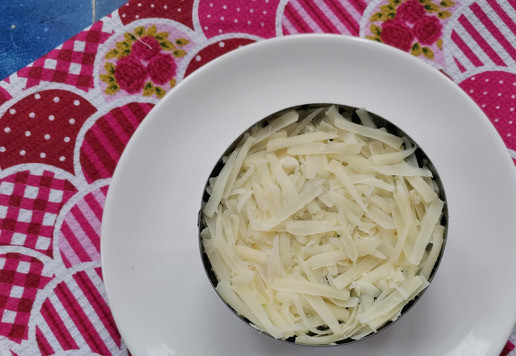 1. Этап. Слоёный рыбный салат Лето: Последний слой - сырный. Я натёрла на крупной тёрке, а Вам советую натереть на средней, так салат приобретёт более эстетичный вид.