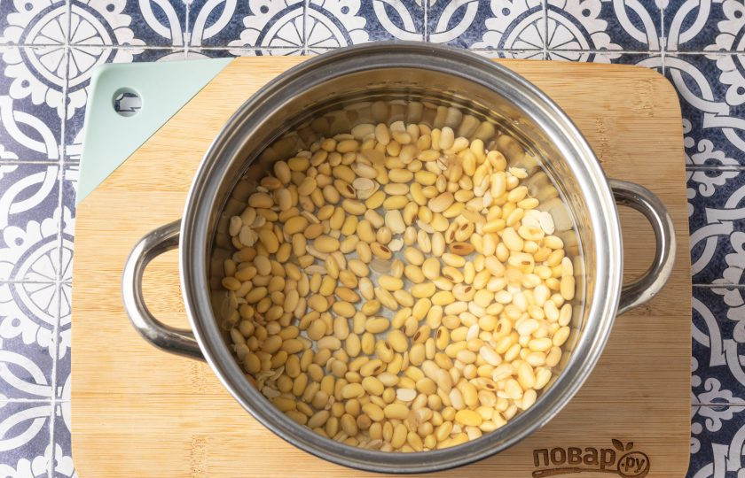 1. Этап. Холодная лапша с соевым молоком Конггуксу: После слейте воду, промойте сою и залейте чистой водой. Доведите до кипения, добавьте соль и варите на небольшом огне около 1 часа.