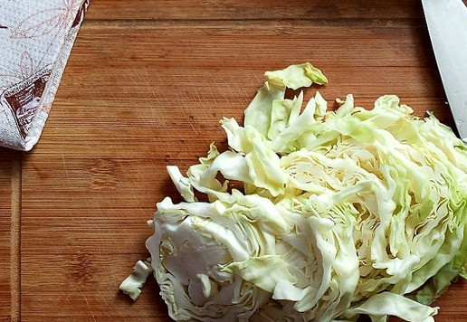 1. Этап. Запечённая пряная индейка с молодой капустой: Вилок капусты молодой шинкуем крупно (см. фото).