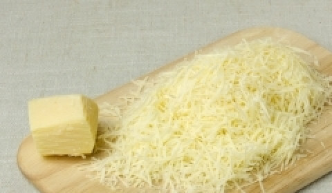 1. Этап. Салат Цезарь с ананасами: Пармезан натереть на терке.