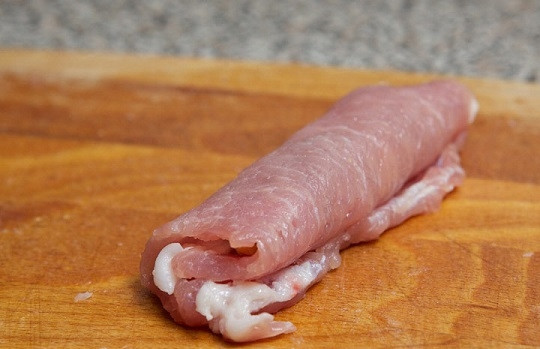 1. Этап. Рулетики мясные с разной начинкой: 10. И аккуратно сверните всё рулетом.