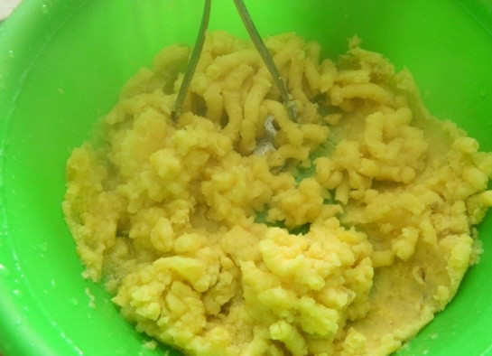 1. Этап. Свекольно-картофельный дип: 1. Картофель очистим и затем его необходимо потолочь толкушкой с половиной количества растительного масла.