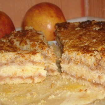 Пирог из манки с яблоками