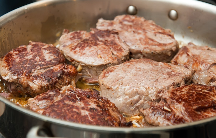 1. Этап. Жареное мясо с чесноком: Мясо обжарить с двух сторон и протушить до готовности.