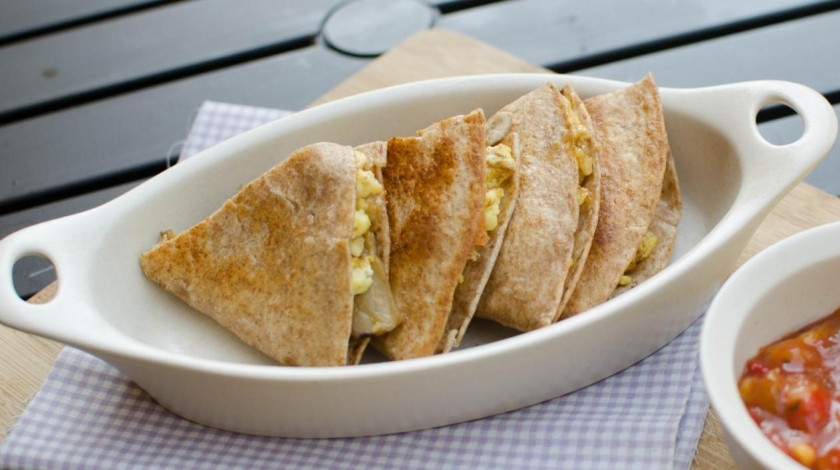 1. Этап. Кесадилья с грибами: Нарезаем и подаем к столу с соусом. Приятного аппетита!