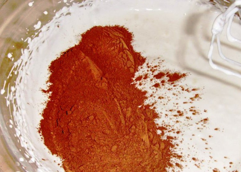 1. Этап. Немецкий шоколадный торт: Сварите из 100 грамм сахара и четверти стакана воды сироп. Белки 4 яиц, лимонную кислоту и 50 грамм сахара хорошо взбейте. Не останавливая взбивание, влейте горячий сироп и добавьте по частям 350 грамм сливочного масла. Продолжайте взбивать еще минут 5-7, в конце добавьте 6 ложек какао.