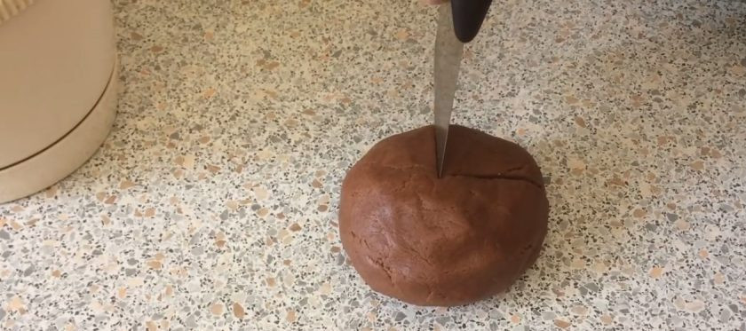 1. Этап. Творожный пирог Коровка: 2. Добавьте просеянную с разрыхлителем муку и размешайте до однородности. Добавьте какао и руками вымесите тесто до однородного цвета. Отделите ¼ часть теста для украшения.