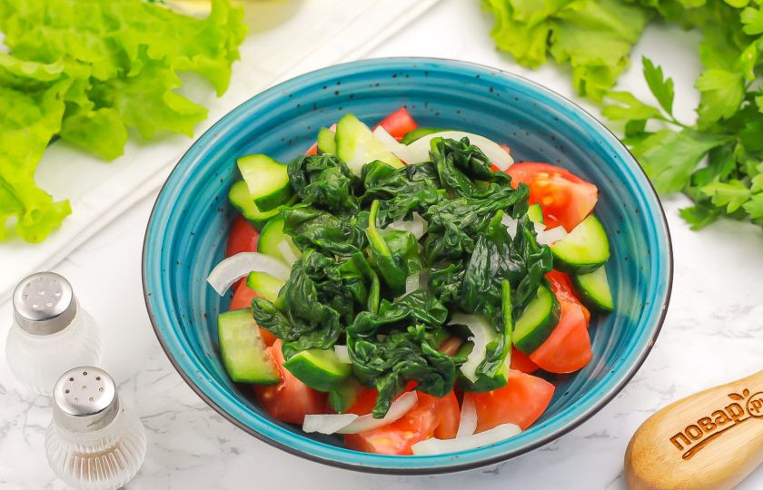 1. Этап. Салат с помидорами, огурцами и шпинатом: Шпинат залейте кипятком на 5 минут и затем отожмите лишнюю жидкость. Можно оставить зелень и в свежем виде, но тогда во вкусе салата будет чувствоваться небольшая терпкость. Выложите шпинат в емкость.
