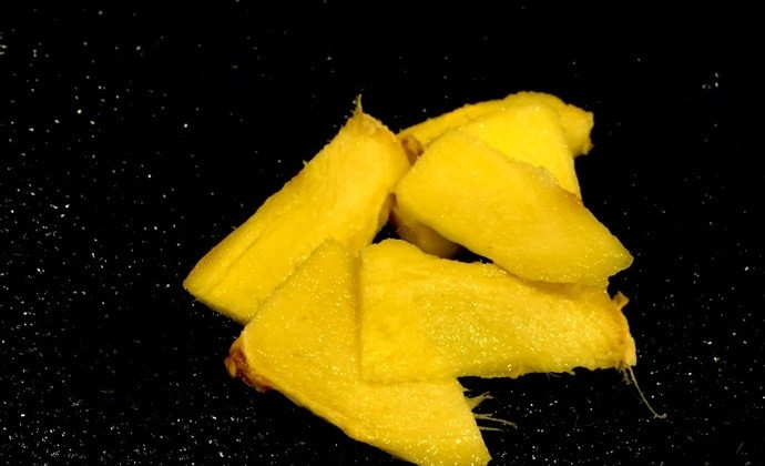 1. Этап. Куриные крылышки с Coca-Cola: 5. Очистите кусочек корня имбиря от кожуры, нарежьте его ломтиками.