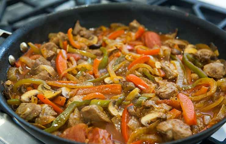 1. Этап. Рагу из индейки с грибами: 3. Помидоры мою и разрезаю каждый на 2 части, с помощью крупной терки натираю мякоть и кладу в сковороду, вливаю вустерский соус, лимонный сок, розмарин, черный молотый перец. Перемешиваю и готовлю все на слабом огне под закрытой крышкой 20 минут.