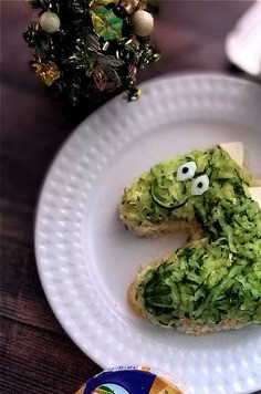 1. Этап. Салат Новогодний Дракончик: Вот такой вот Зелёный Дракон. Делайте, у Вас получится! Салат можно придумать свой. Важно, чтобы в ингредиентах был сыр в треугольниках и зелёный огурец.