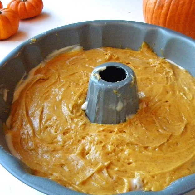 1. Этап. Торт из тыквы: Затем выливаем вторую часть тыквенного теста, разравниваем.