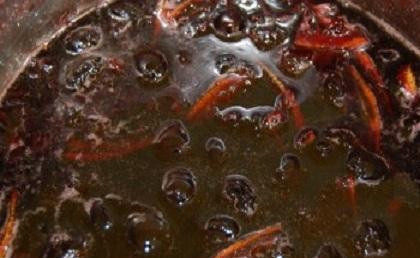 1. Этап. Варенье без косточек из черешни: 4. Варим три раза, каждый раз доводя до кипения и снимая с огня. В последний раз увариваем до нужной вам густоты.