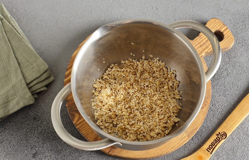 1. Этап. Ячневая каша для похудения: Крупу тщательно промойте и переложите в кастрюлю.