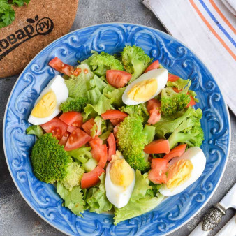 Салат из брокколи с яйцом и помидорами