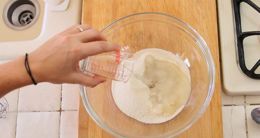 1. Этап. Грушево-яблочные кексы: 2. Далее добавьте кокосовое масло, воду, какао, сахар и ванилин.