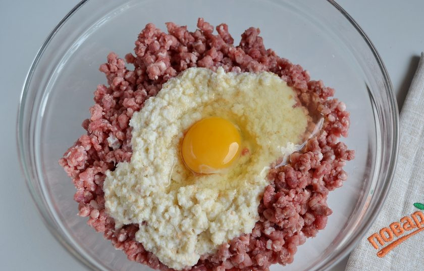 1. Этап. Мясной рулет с яйцом, как в садике: 4. В фарш влейте хлебно-молочную массу, добавьте яйцо, соль, по желанию черный перец.