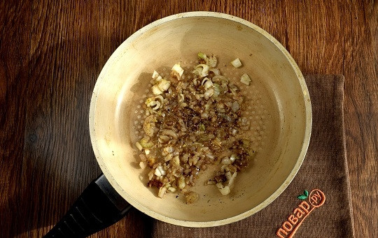 1. Этап. Шахи панир: Разогрейте на сковороде масло, высыпьте специи, немного прогрейте. Добавьте измельченный лук, пассеруйте его до мягкости.