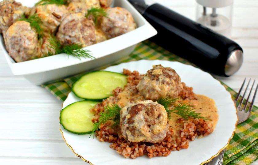 1. Этап. Тефтели в сметанном соусе в мультиварке: Подавайте тефтели горячими, с соусом и гарниром по выбору. Приятного аппетита!