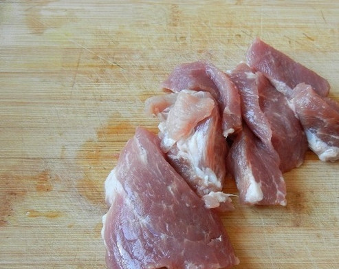 1. Этап. Плов таджикский: 2. Мясо промойте и обсушите бумажным полотенцем. Нарежьте его средними или небольшими кусками.