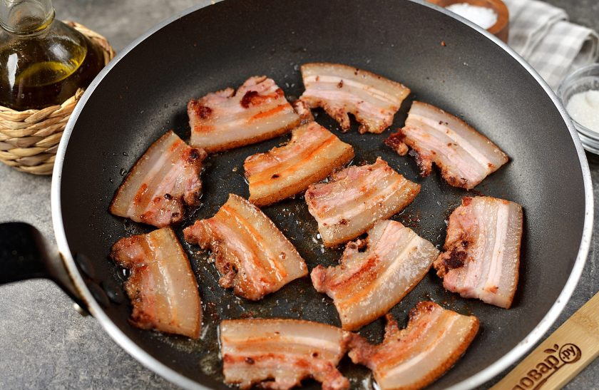 1. Этап. Блинчики с беконом: Сковороду протрите бумажным полотенцем, еще слегка смажьте маслом, выложите нарезанный тонкими ломтиками бекон, обжарьте по минуте на умеренном огне до золотистой корочки.