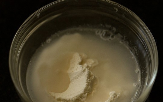 1. Этап. Веганские котлеты: 7. Обычно котлетки обмакивают во взбитое яйцо. В рецепте приготовления веганских котлет использоваться будет мука, разведенная в небольшом количестве воды.