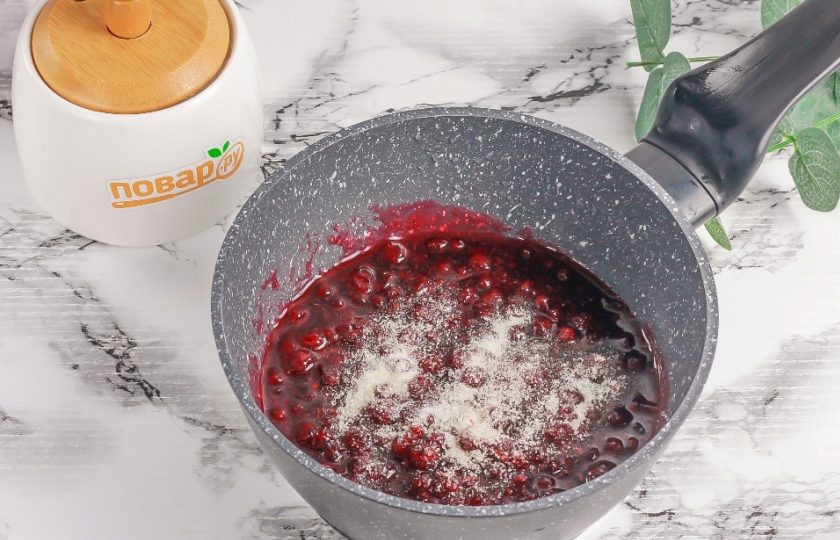 1. Этап. Джем из красной смородины с желфиксом: Затем всыпьте в джем желфикс и перемешайте. Проварите лакомство на умеренном нагреве 2-3 минуты, не забывая перемешивать. Ошпарьте банку и крышку кипятком.