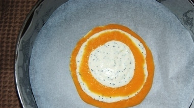 1. Этап. Рецепт запеканки из тыквы: У вас должно получится две начинки одинаковой консистенции, чтобы они не растекались. На дно формы для выпечки выложите бумагу. В центр влейте ложку творожной массы, а далее круг из пюре.