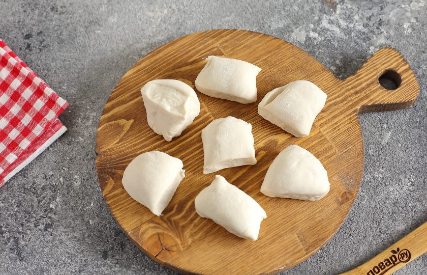 1. Этап. Рулетики из теста с картошкой: Нарежьте тесто на небольшие кусочки. Размер зависит от желаемого размера готовых рулетиков.