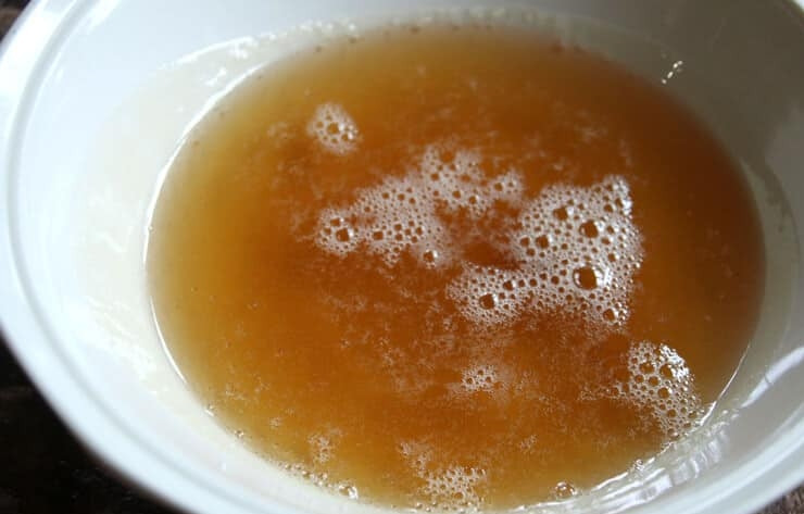 1. Этап. Пирог из пшенной каши: 7. Для сиропа: смешайте оставшийся мед с лимонным соком и подогрейте в микроволновой печи.