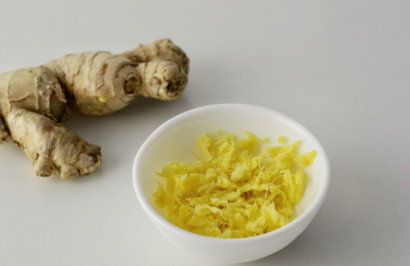 1. Этап. Маринованный арахис: Имбирь тонко нашинкуйте.