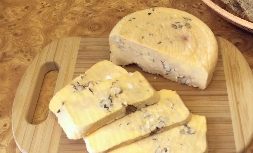 1. Этап. Домашний сыр с грецким орехом: Оставьте сыр под прессом на 2 часа при комнатной температуре, после чего отправьте в холодильник на 8 часов. Приятного аппетита!