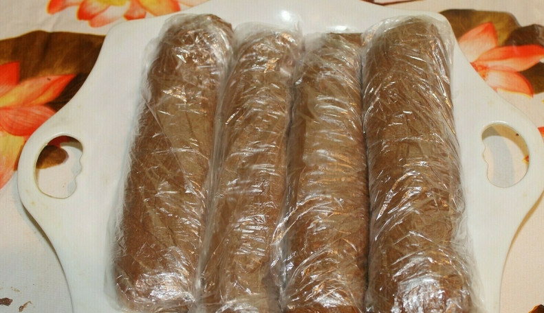 1. Этап. Сладкие колбаски из печенья: 5. Теперь сформируем колбаски, замотаем их в пищевую пленку или в пакет и оставим в холодильнике замерзнуть минимум на час.