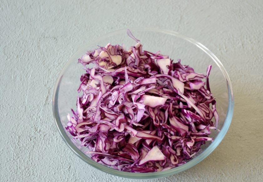 1. Этап. Квашеная краснокочанная капуста: Капусту тонко нашинкуйте.