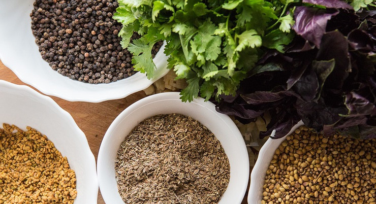 1. Этап. Аджика Кавказская на зиму: 6. Подготовьте все необходимые специи. При желании набор используемых пряностей и трав может быть изменен по вкусу.