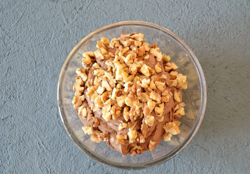 1. Этап. Пасха без творога: Переложите массу в отдельную миску, добавьте орехи, перемешайте.