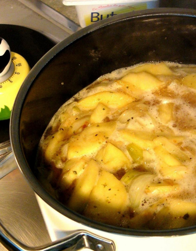 1. Этап. Тюрингский луковый суп: Добавляем в бульон содержимое нашей сковороды. Варим еще 15 минут на среднем огне.