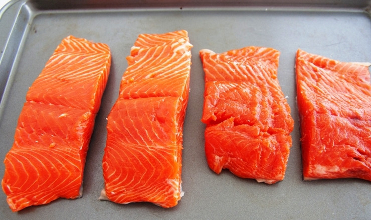 1. Этап. Запеченный лосось с чесноком и горчицей: Берем 4 кусочка филе лосося (если у вас цельный - разрежьте). Выкладываем на противень, застланный фольгой или пекарской бумагой (я не застилала - и зря, противень еле отмыла потом).