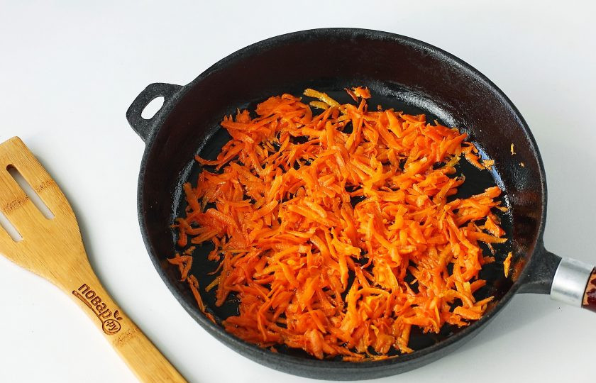 1. Этап. Салат с курицей и кириешками: Морковь натрите на крупной терке и обжарьте на растительном масле до готовности.