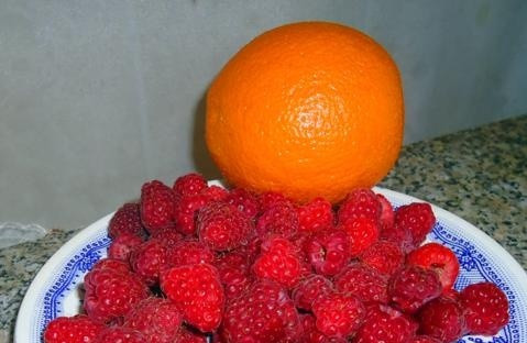 1. Этап. Малиновое варенье с апельсином: 1. Подготовим ингредиенты. Малину перебираем, апельсины очищаем. Цедру можно в варенье добавить отдельно.
