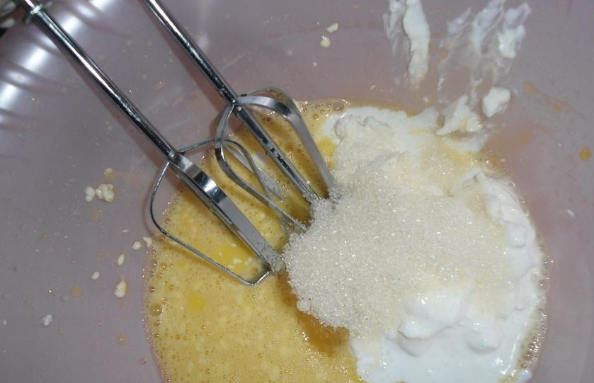 1. Этап. Торт с курагой: Готовим тесто. Для этого в отдельной глубокой миске взобьем 1 яйцо, постепенно добавим сахар, соль, соду, муку.