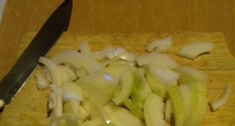 1. Этап. Рыба, жаренная по-восточному: В это время почистите и нарежьте лук четвертькольцами.